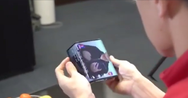 Video thực tế smartphone có thể gập lại của Xiaomi - 1