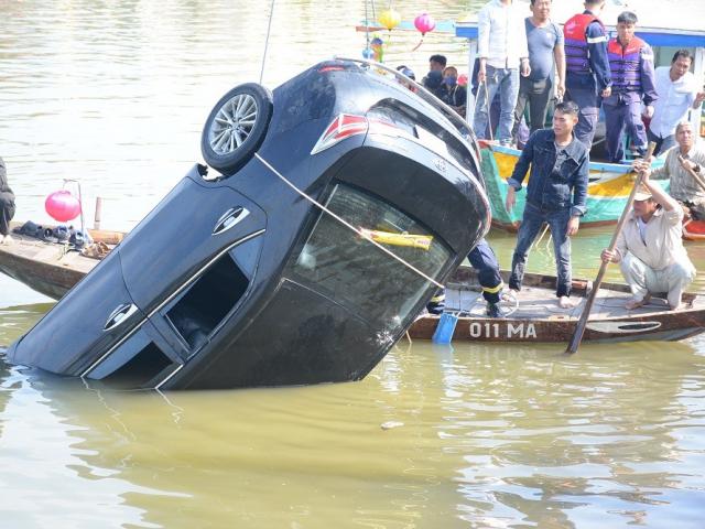 Hiện trường thương tâm vụ ô tô lao xuống sông Hoài