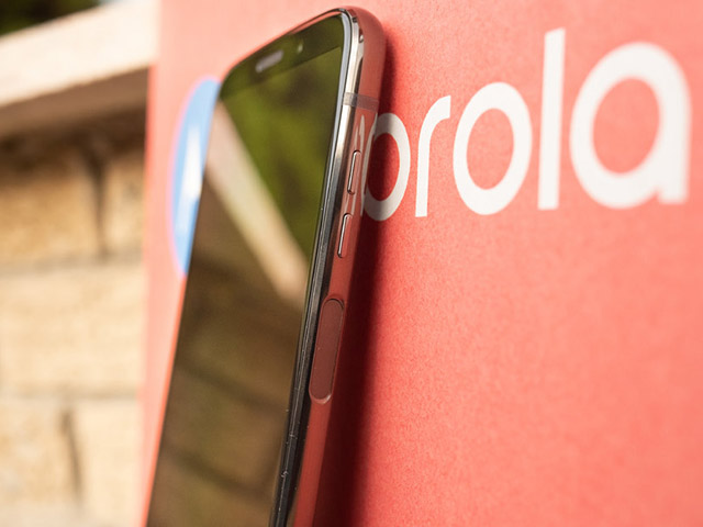 Thời trang Hi-tech - Motorola cũng ấp ủ smartphone “nói không với nút bấm”