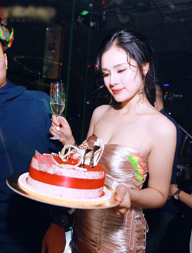 Á hoàng trang sức Việt Nam 2015 ăn vận sexy trong buổi tiệc mừng sinh nhật tuổi 22 của mình tại một nhà hàng sang trọng cách đây không lâu.