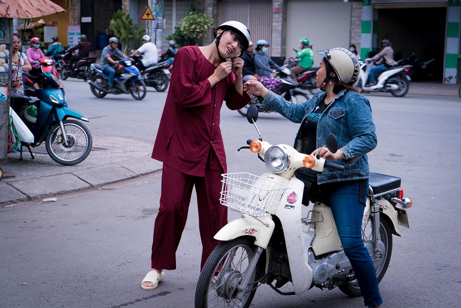 Hết làm đại ca xã hội đen, Quách Ngọc Tuyên hóa thằng khờ trong phim Tết - 1