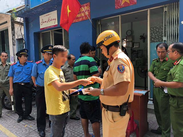 Tin tức trong ngày - Nhiều tài xế xe khách tại khu phố Tây ở Sài Gòn bị kiểm tra ma túy