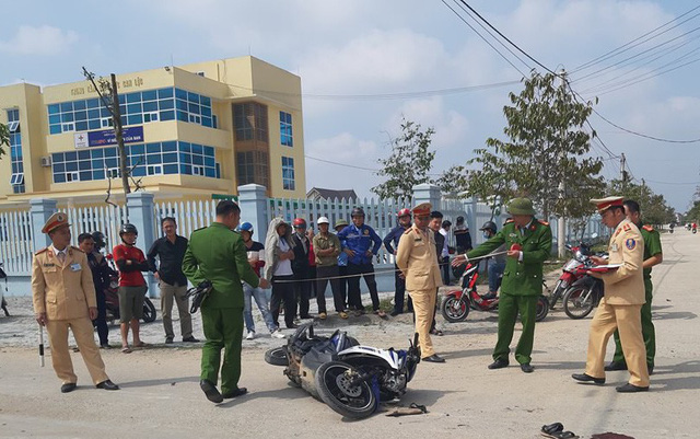 Tai nạn thảm trên đường đưa người đi cấp cứu - 1