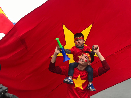 CĐV hân hoan đón Đội tuyển Việt Nam về nước - 1