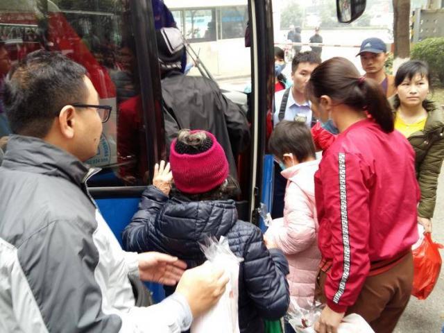 Tin tức trong ngày - Ấm áp chuyến xe yêu thương đưa bệnh nhân về quê ăn Tết