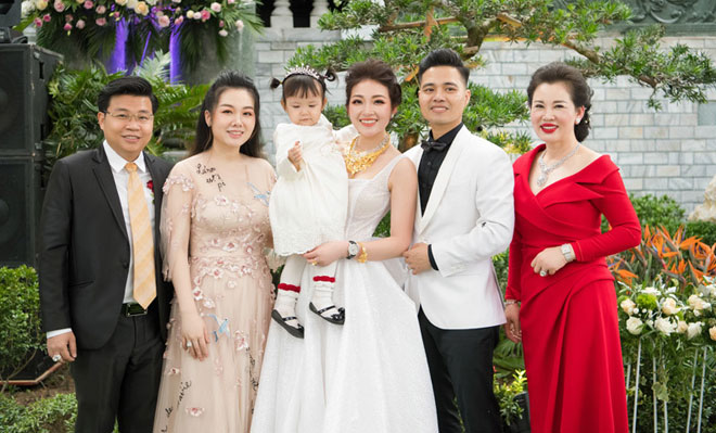Cô dâu trong đám cưới tiền tỷ tại Nam Định tiết lộ bất ngờ về người mẹ U50 - 4