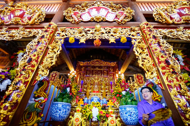 Bên trong nhà thờ được trang hoàng hoành phi, câu đối, sơn son thếp vàng khiến ai nấy đều ngưỡng mộ công trình.