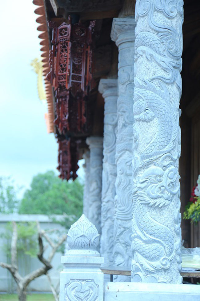 Những hàng cột chạy dọc hành lang bằng đá điêu khắc hình búp sen.