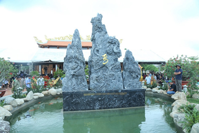 Trong khuôn viên của nhà thờ Tổ nghề được bài trí nhiều cây cảnh, tượng đá, hồ cá... làm nơi thăm quan cho mọi người.