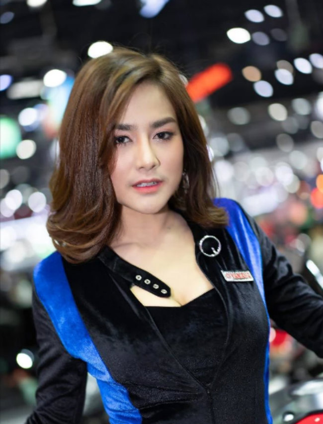 Lấp ló cặp tuyết lê trắng ngần.