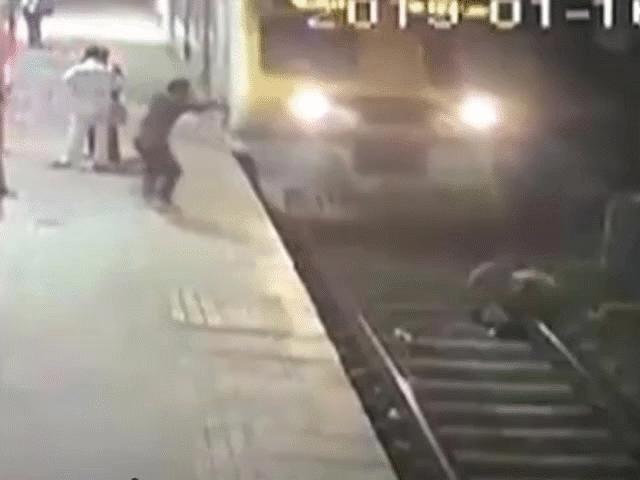 Đuổi theo tên cướp điện thoại, người đàn ông bị tàu cán qua vẫn sống sót thần kỳ