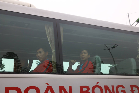 CĐV hân hoan đón Đội tuyển Việt Nam về nước - 7