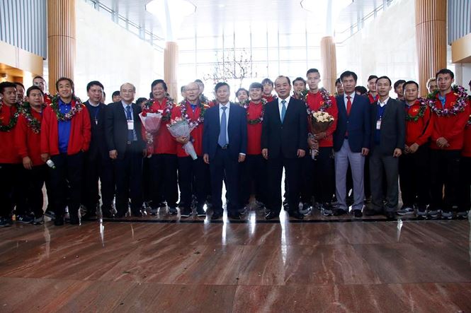 HLV Park Hang Seo và học trò rạng rỡ ngày về Việt Nam - 11