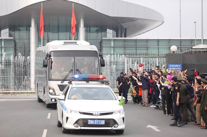 HLV Park Hang Seo và học trò rạng rỡ ngày về Việt Nam - 14