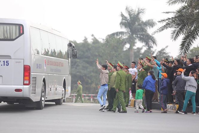 HLV Park Hang Seo và học trò rạng rỡ ngày về Việt Nam - 18