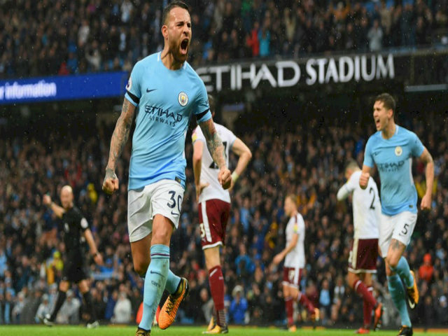 Trực tiếp Man City - Burnley: Aguero lập công từ chấm 11m (KT)