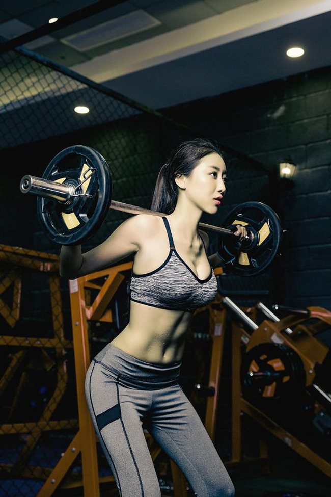 Những bức ảnh cô tập gym và đạp xe đã nhanh chóng giúp cô kéo về lượng fan vô cùng đông đảo trên mạng xã hội, hàng trăm ngàn fan trên weibo. Và người hâm mộ không ngần ngại dành tặng cho cô giáo biệt danh "Nữ hoàng phòng gym" xứ Trung.