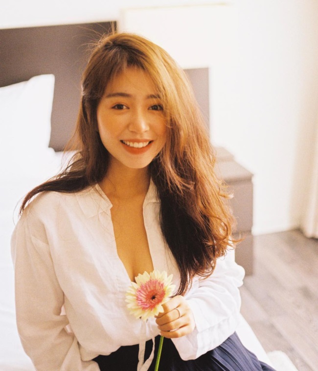 Mẫn Tiên mặc sơ mi trắng cổ sâu khoe trọn vòng 1 căng đầy. Có thể thấy, hot girl dù theo đuổi hình ảnh ngây thơ trong sáng hay quyến rũ thì cũng đều được số đông đón nhận vì một lý do: Vẻ đẹp đến từ sự tự nhiên như bản chất con người cô.