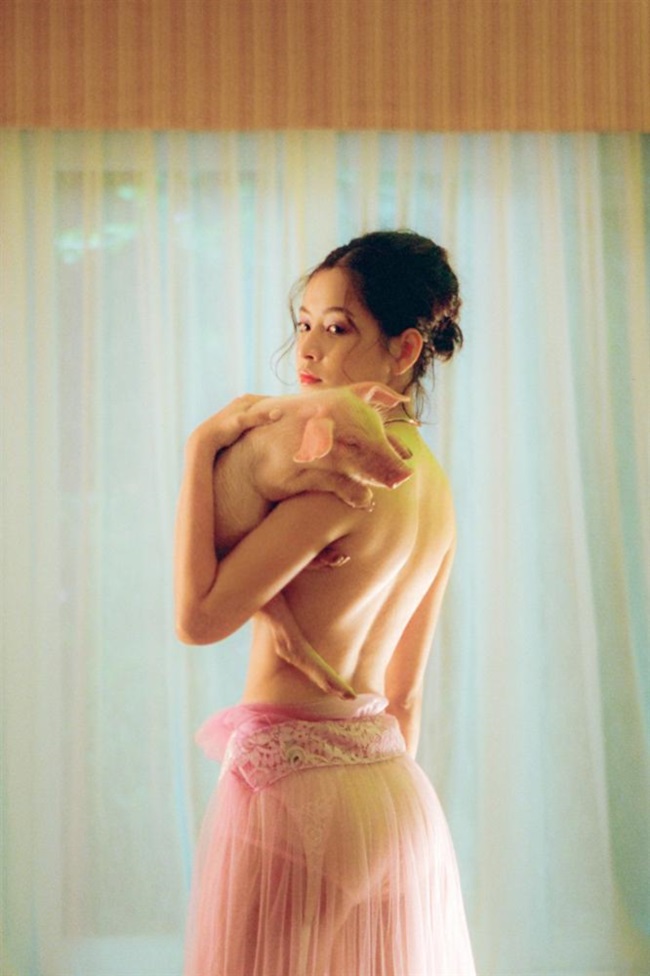 Trước Mẫn Tiên, Chi Pu là người đẹp có màn "lột xác" ấn tượng năm 2018 khi cô chuyển hướng sang hình ảnh gợi cảm. 