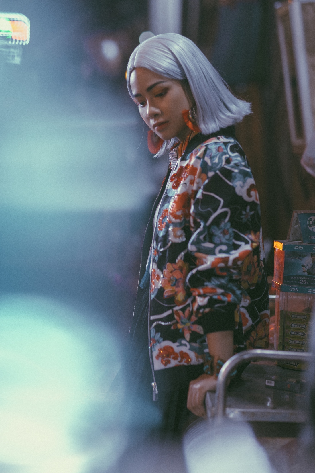 Dương Hoàng Yến nổi bật trên phố đêm Hà Nội với mái tóc trắng - 7