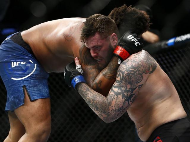 UFC tàn khốc: Đá gục đối thủ lại thành thua