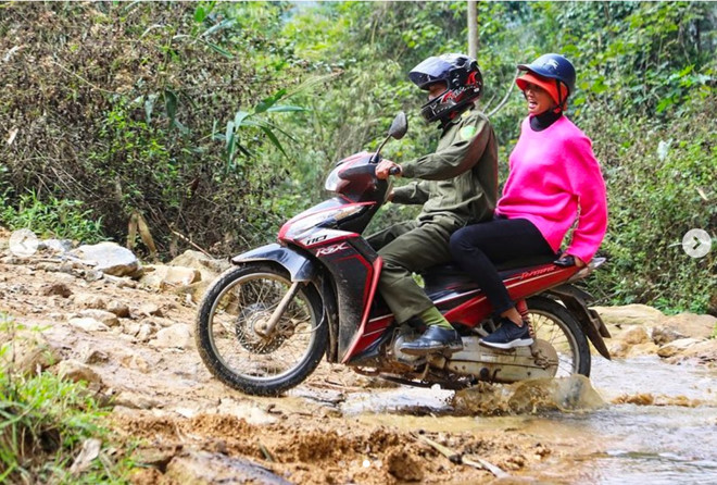 H&#39;Hen Niê đi xe máy đón Tết ở Sơn La khiến dân mạng quốc tế thích thú - 1