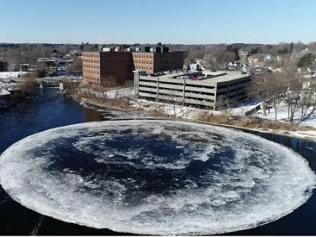 Du lịch - Sửng sốt với vòng tròn băng khổng lồ trên sông Mỹ