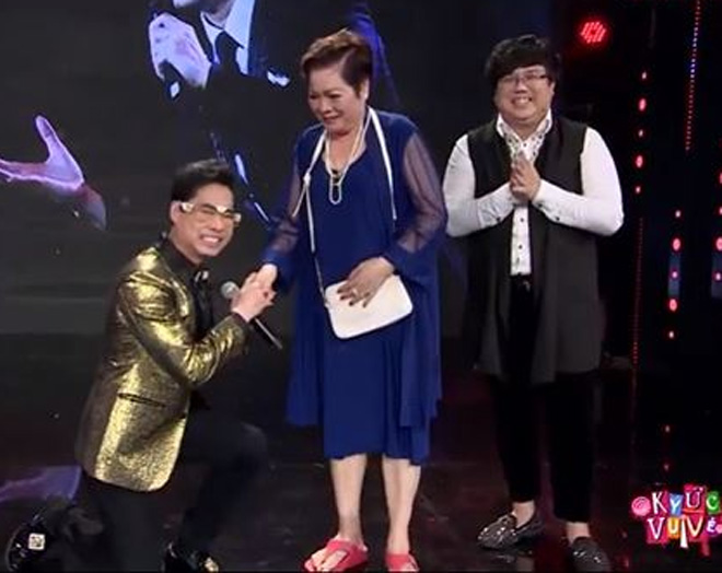 Vì sao Ngọc Sơn quỳ gối hôn tay mẹ ruột trước trăm người? - 1