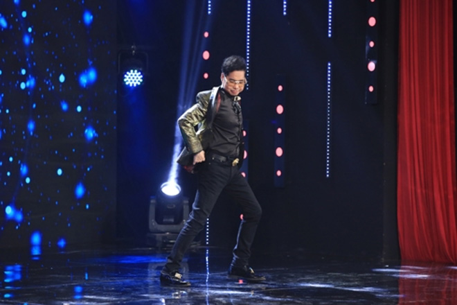 Vì sao Ngọc Sơn quỳ gối hôn tay mẹ ruột trước trăm người? - 2