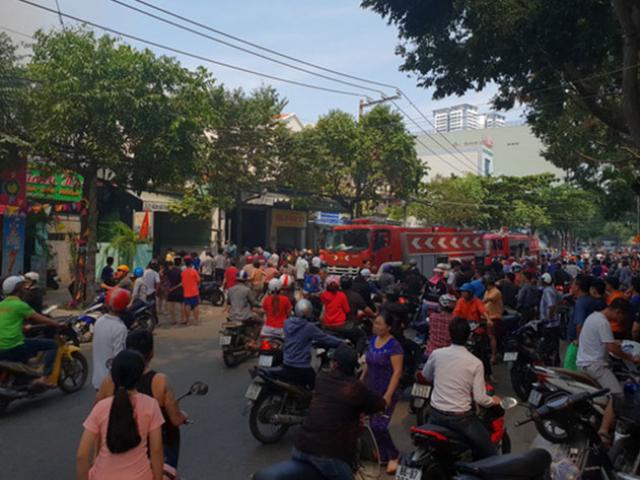 Tin tức trong ngày - Kho trứng bốc hỏa, người hiếu kỳ đứng xem ken cứng