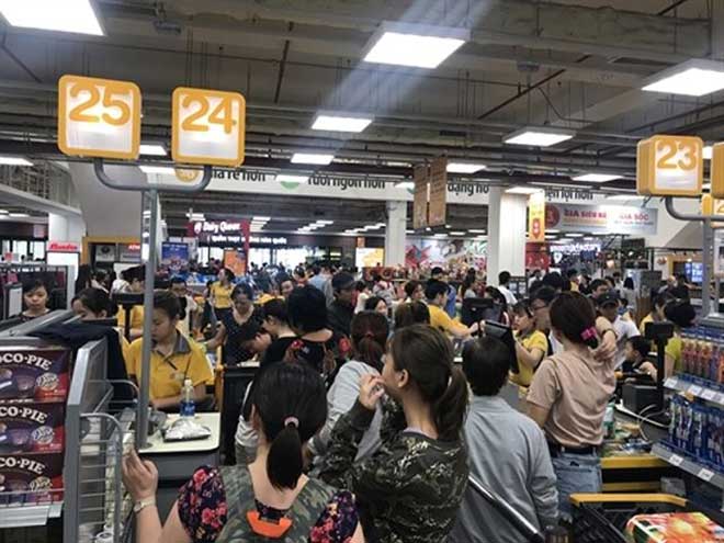 Chen chân "nghẹt thở" mua sắm ở siêu thị ngày sát Tết - 10