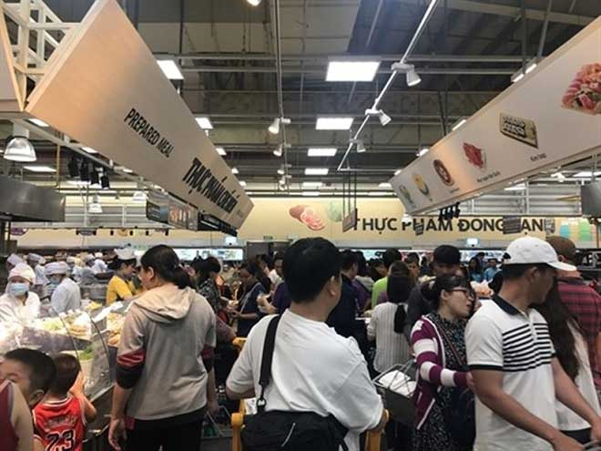 Chen chân "nghẹt thở" mua sắm ở siêu thị ngày sát Tết - 11