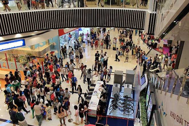 Chen chân "nghẹt thở" mua sắm ở siêu thị ngày sát Tết - 16