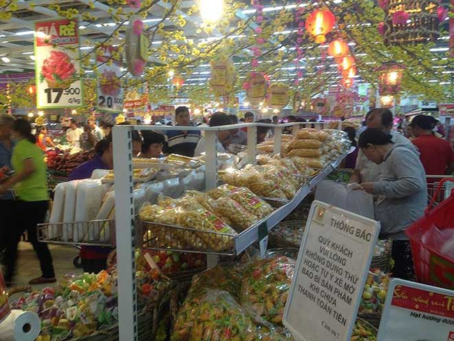 Chen chân "nghẹt thở" mua sắm ở siêu thị ngày sát Tết - 4