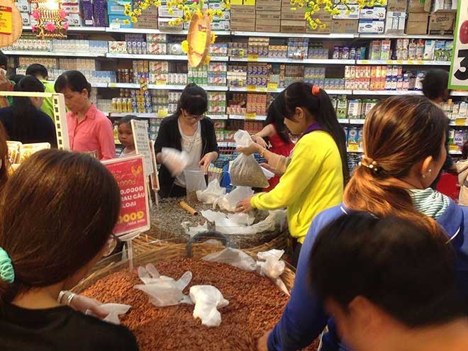 Chen chân "nghẹt thở" mua sắm ở siêu thị ngày sát Tết - 5