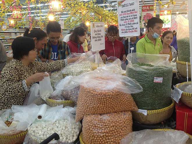Chen chân "nghẹt thở" mua sắm ở siêu thị ngày sát Tết - 6