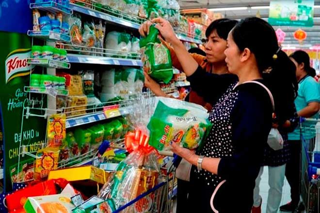 Chen chân "nghẹt thở" mua sắm ở siêu thị ngày sát Tết - 7