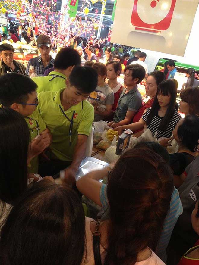 Chen chân "nghẹt thở" mua sắm ở siêu thị ngày sát Tết - 8