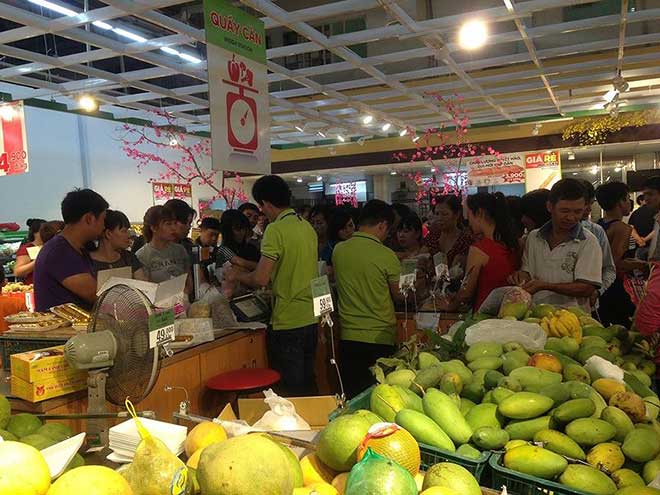 Chen chân "nghẹt thở" mua sắm ở siêu thị ngày sát Tết - 9