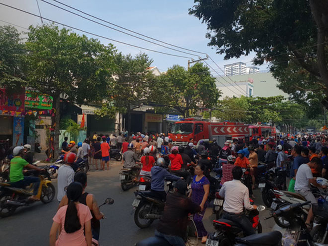 Kho trứng bốc hỏa, người hiếu kỳ đứng xem ken cứng - 2