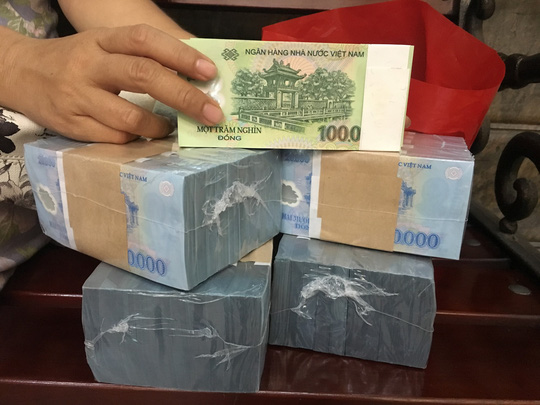 Nhân viên ngân hàng nháo nhào tìm nguồn tiền mới đổi cho khách quen - 1