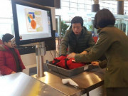 Tin tức trong ngày - Khách “thản nhiên” mang đèn pin phát tia lửa điện lên máy bay