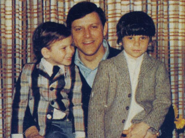 Ngôi biệt thự đẫm máu của cặp vợ chồng tỷ phú: Sự kỳ lạ của những đứa...