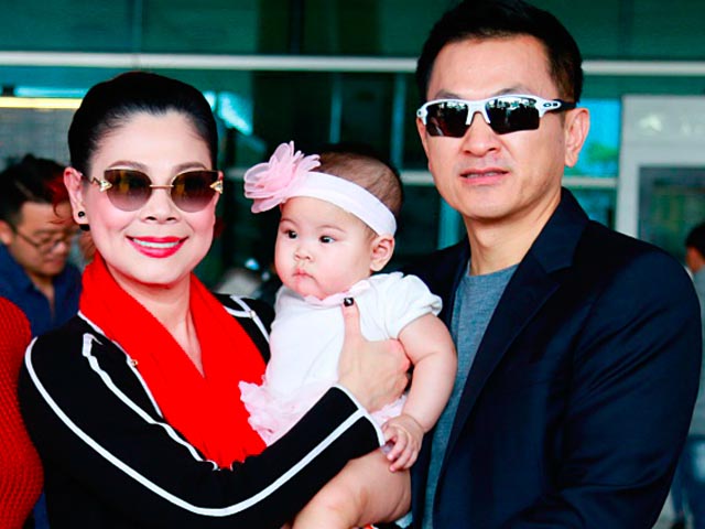 Vợ chồng Thanh Thảo lần đầu đưa con gái về Việt Nam đón Tết