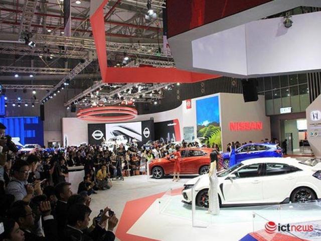 Thị trường - Tiêu dùng - Mua ô tô cuối năm: "Thượng đế" chi trăm triệu "mua bia kèm lạc"