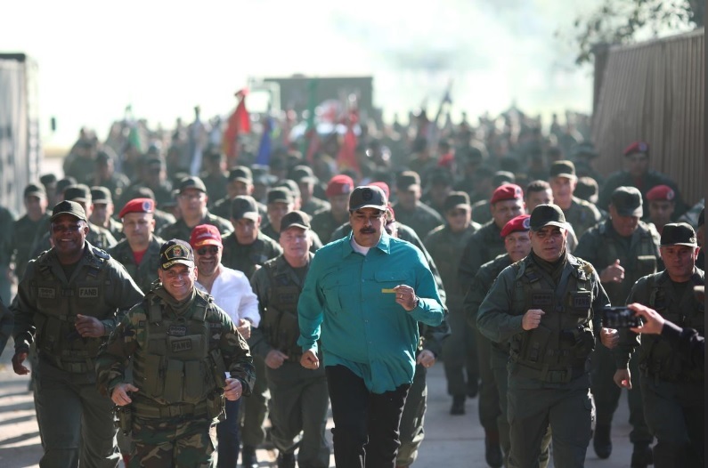 TT Venezuela ngồi xe thiết giáp, khoe sức mạnh quân sự giữa căng thẳng - 1