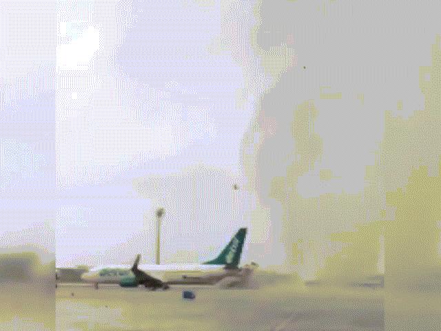 Thế giới - Khoảnh khắc vòi rồng tấn công máy bay, lật tung xe buýt ở Thổ Nhĩ Kỳ