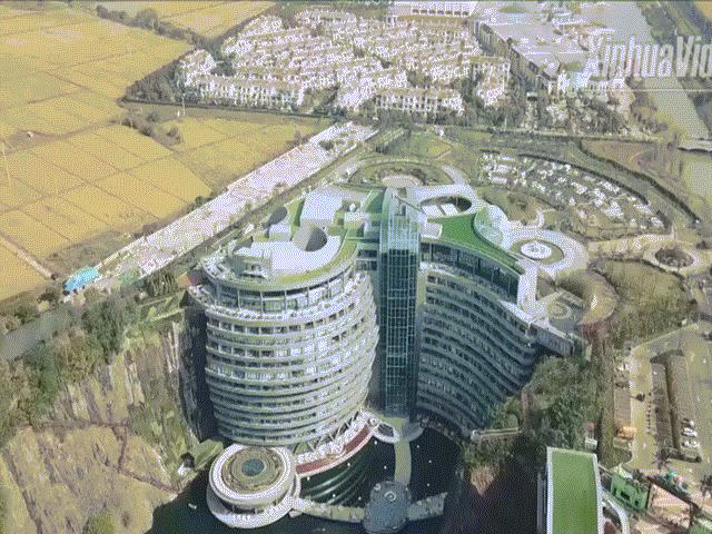 Media - "Nín thở" đi trên cây cầu bằng kính trong suốt nằm dưới mỏ đá sâu 88m