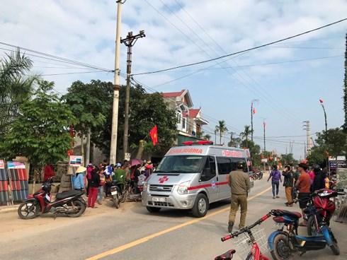 Dựng cây nêu đón Tết, 3 anh em họ bị điện giật - 1