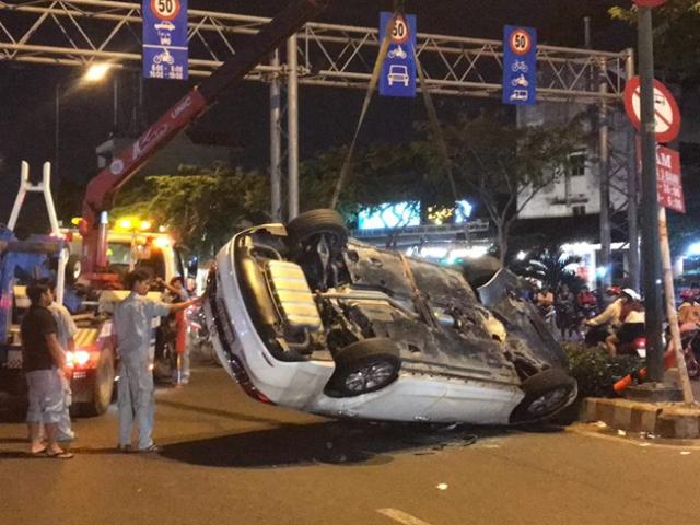 Tin tức trong ngày - Ô tô lộn nhiều vòng trên đại lộ ở Sài Gòn, người đi đường “đứng tim”